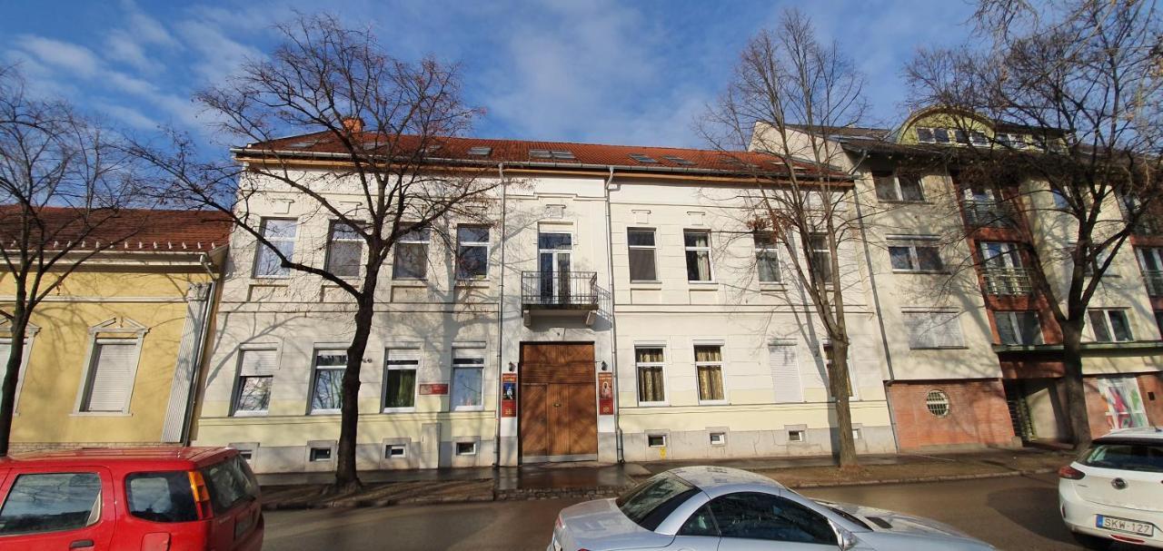 Romzsa Todor Kollegium Hostel Seghedin Exterior foto